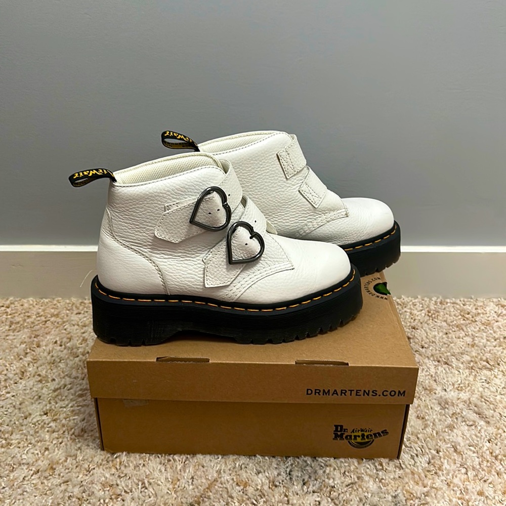 Dr: Martens DEVON HEART LEATHER PLATFORM BOOTS